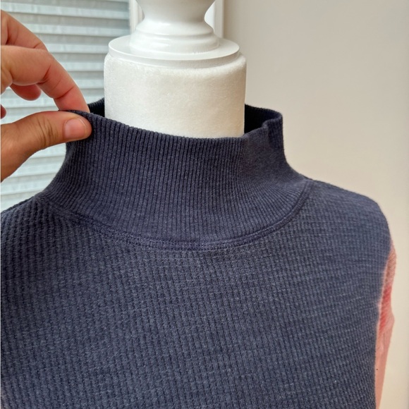 T.La - Picture 3 of 10